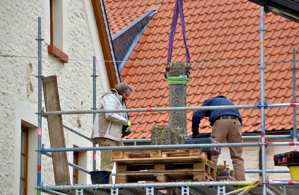 Am 29. März 2021 haben Mitarbeiter der Werkstätten für Denkmalpflege das Freikreuz in Kroppenstedt abgebaut. Es ist nun in den Werkstätten eingelagert. 