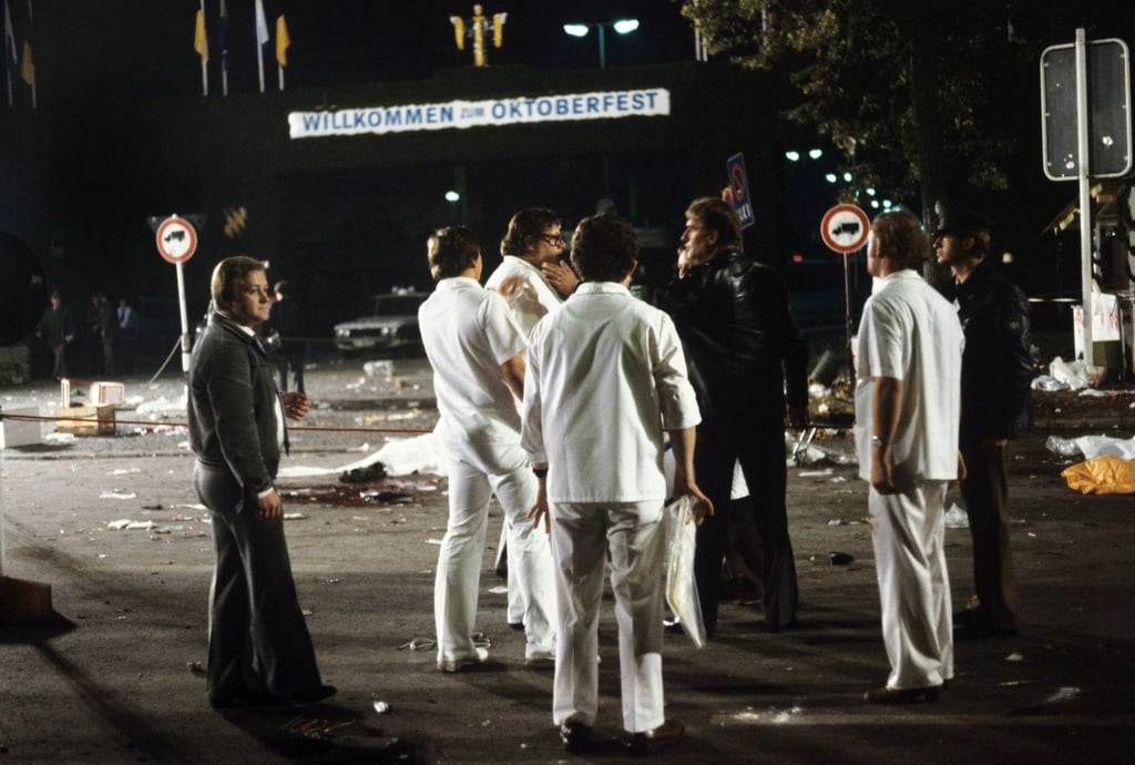 Mitarbeiter der Spurensicherung arbeiten am Tatort. Am späten Abend des 26.09.1980 kamen bei dem rechtsextremen Bombenanschlag auf dem Münchner Oktoberfest 13 Menschen ums Leben.