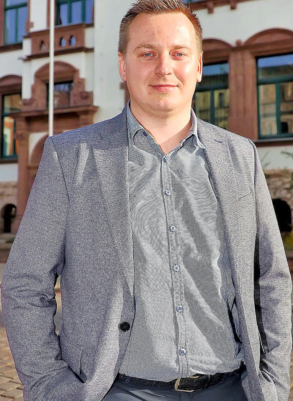 Steffen Reise vor dem Landratsamt in Sangerhausen.