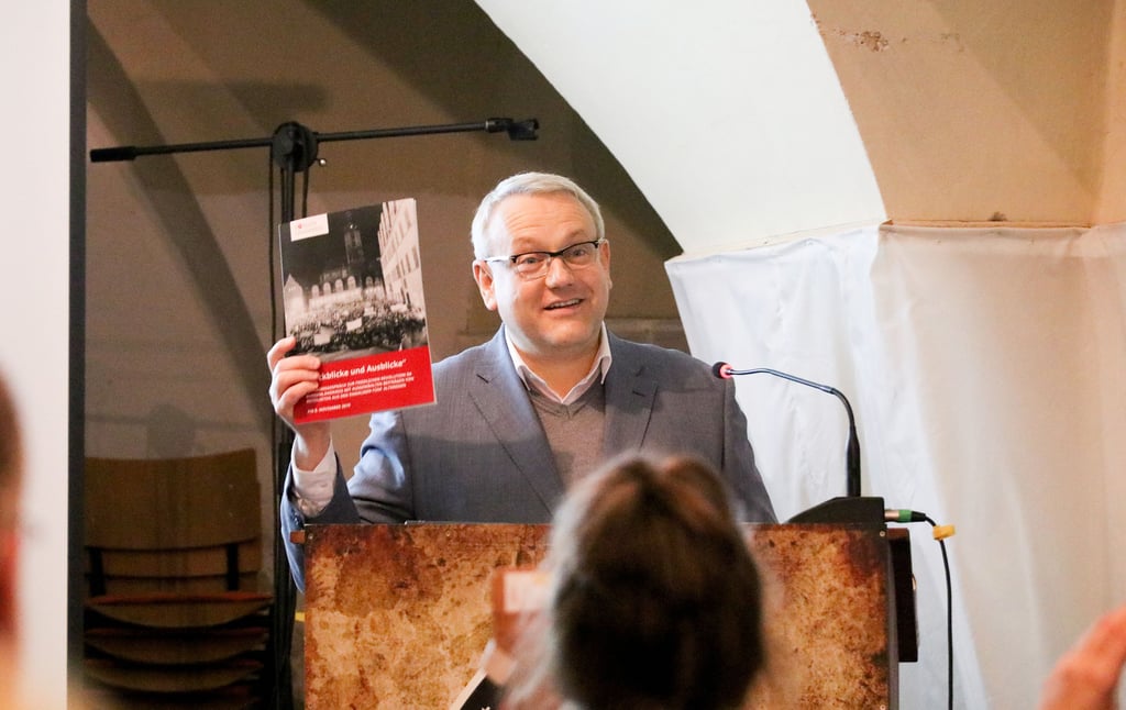 Landrat Götz Ulrich (CDU) präsentiert auf einer Veranstaltung im Weißenfelser St.-Claren-Kloster anlässlich der 30. Landesliteraturtagen in Sachsen-Anhalt als Herausgeber die neue Broschüre zur Friedlichen Revolution 1989 im Burgenlandkreis.