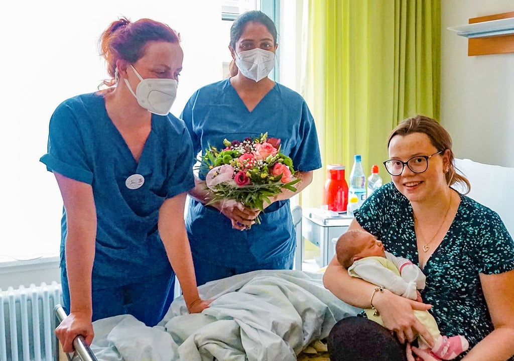 Sabrina Schlißke, Fachärztin für Frauenheilkunde und Geburtshilfe, Priyanka Venkatesh, Assistenzärztin für Frauenheilkunde und Geburtshilfe, Lena Einicke (von links) und Jubiläumsbaby Lilly Siebenhüner.