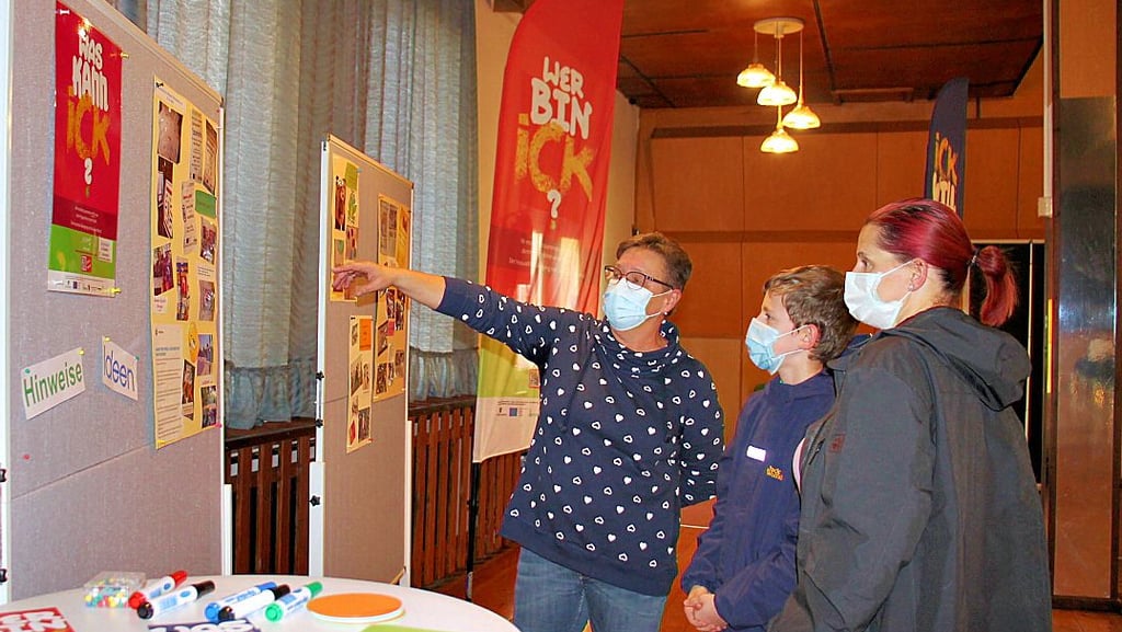 Berufslotsin Anka Klawitter (von links) erklärt Paul-Leon Schulz und Mutter Annette Duray, welche Möglichkeiten der frühzeitigen Berufsorientierung es gibt.