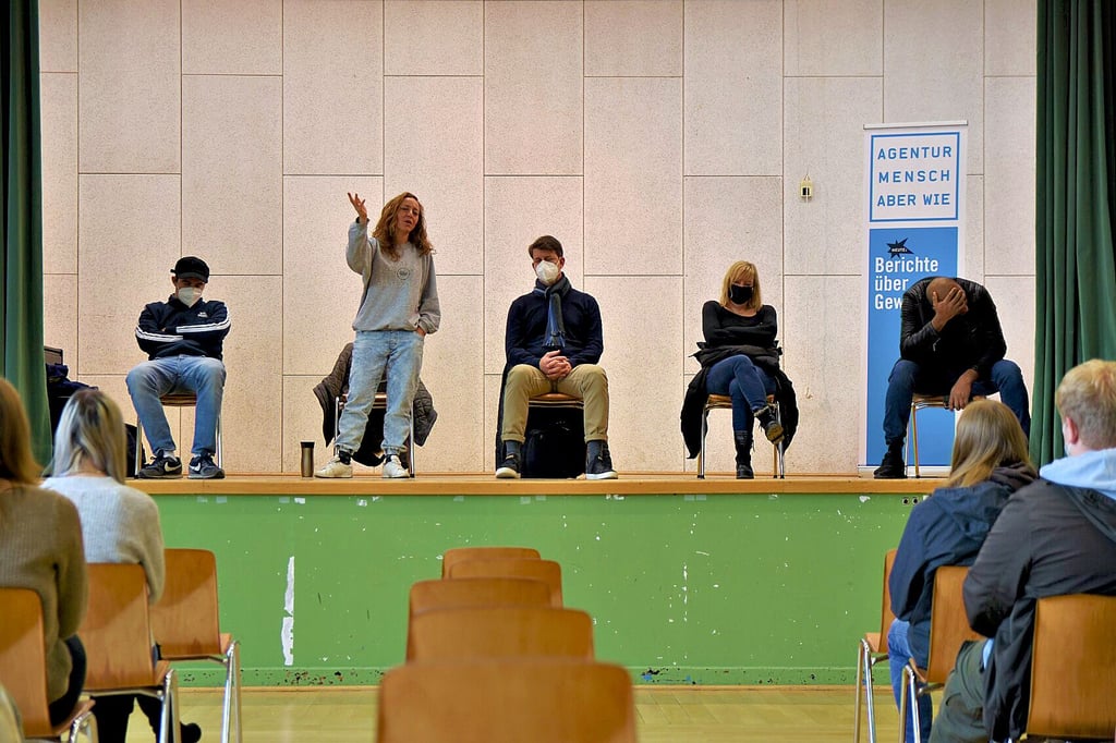 Fünf Protagonisten schildern den Schülern ihre Gewalterfahrungen. Darunter sind Täter und Opfer. Die Erzählungen basieren auf tatsächlichen Ereignissen.