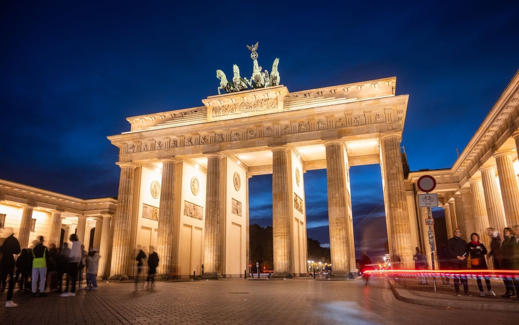 Während der blauen Stunde ist das Brandenburger Tor beleuchtet. (Archivbild)