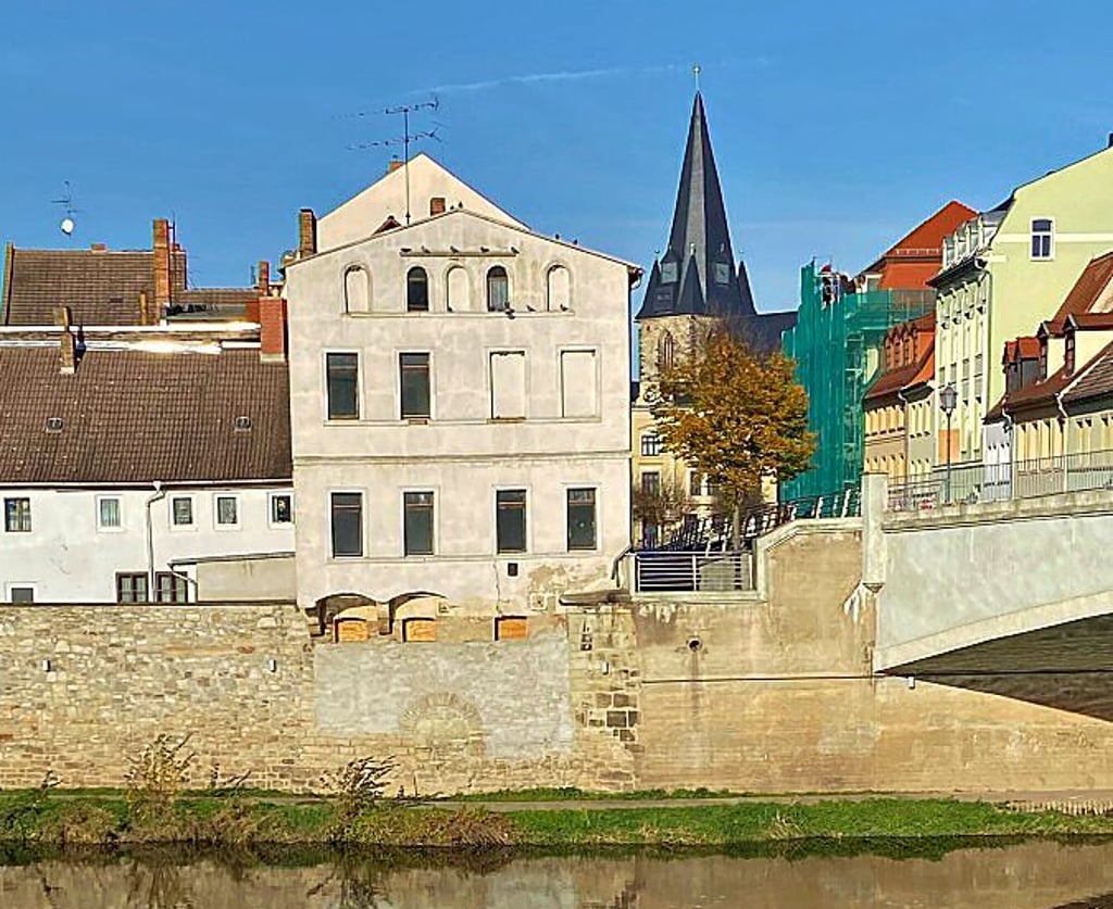 Das Haus Markt 1 steht direkt neben der Marktbrücke.