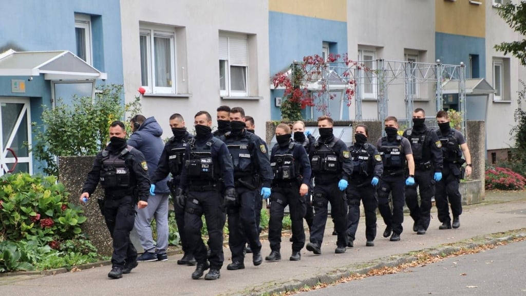 Nach dem Tötungsverbrechen in Neustadt hatte die Polizei mit einem Großaufgebot in der Muldestraße und im Umfeld nach Spuren gesucht.