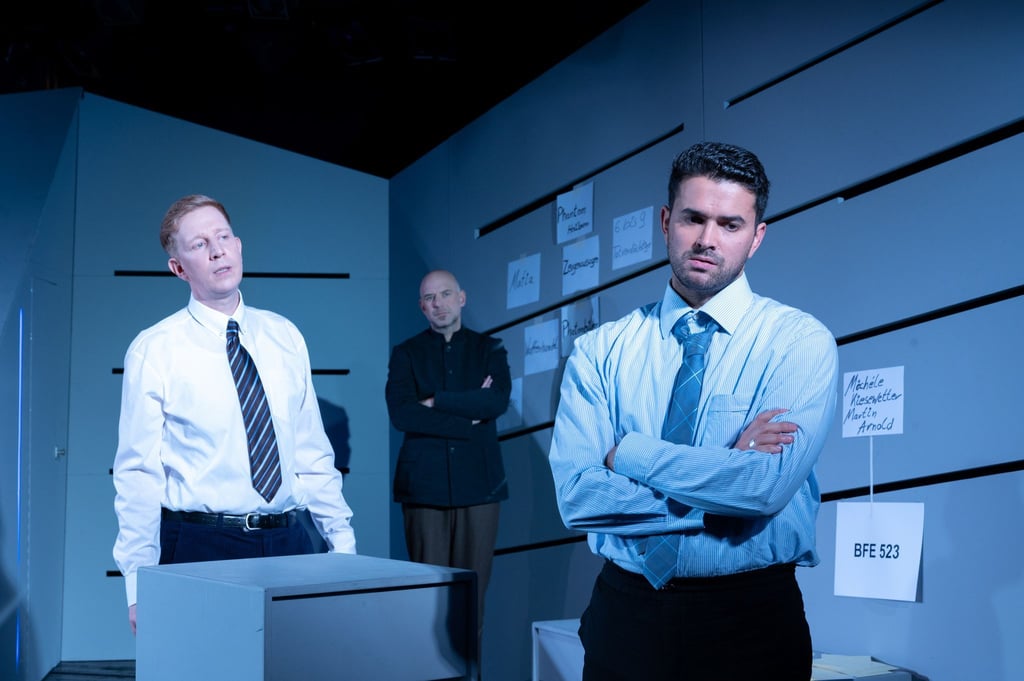 Die Schauspieler Gabriel Kemmether (l-r), Tobias D. Weber und Lucas Janson bei der Generalprobe zur Urauführung von „Verschlusssache“ am Theater Heilbronn.