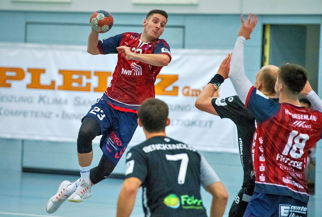 Kevin Szep-Kis (l.) ist derzeit im zentralen Rückraum anstelle des verletzten Florian Pfeiffer gesetzt. In der Kleinen Arena am Sportforum unweit seiner Leipziger Wohnung trifft der angehende Immobilienkaufmann am Samstag auf sein Ex-Team.