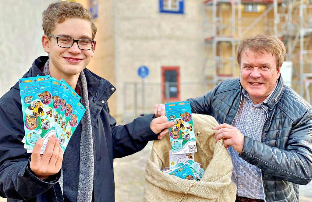 Der scheidende Kinder-Till Tommy Haft (links) und Torsten Sielmon ziehen die Gewinner der Eulenspiegeltour.