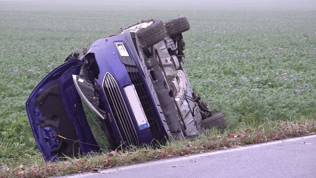 Nach einem Unfall auf der L 24 zwischen Rottmersleben und Hundisburg, bei dem sich das Auto überschlug und im Straßengraben liegen blieb, halten immer wieder Autofahrer an, um erste Hilfe zu leisten, oder rufen die Notrufnummern an. Foto:
