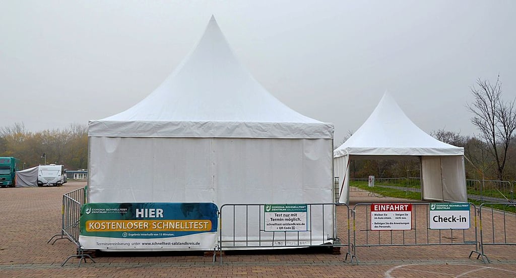 Auch im Nebel sichtbar: Das Corona-Schnelltestzentrum auf dem Neumarkt wird seit Donnerstag wieder aufgebaut.