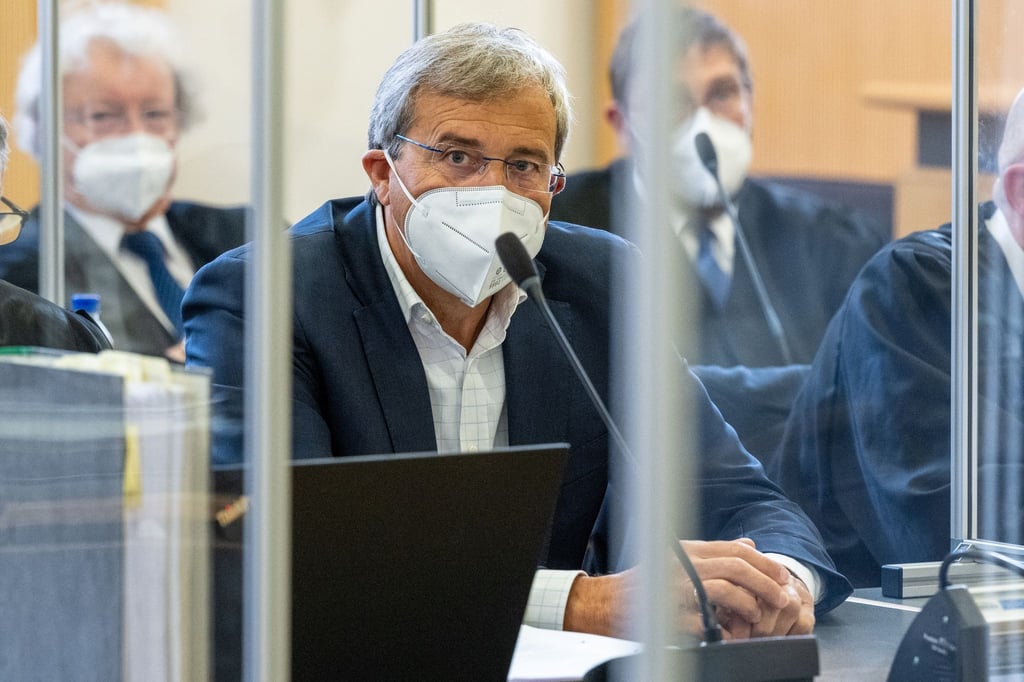 Franz Rieger, CSU-Abgeordneter im bayerischen Landtag, sitzt im Verhandlungssaal im Landgericht.