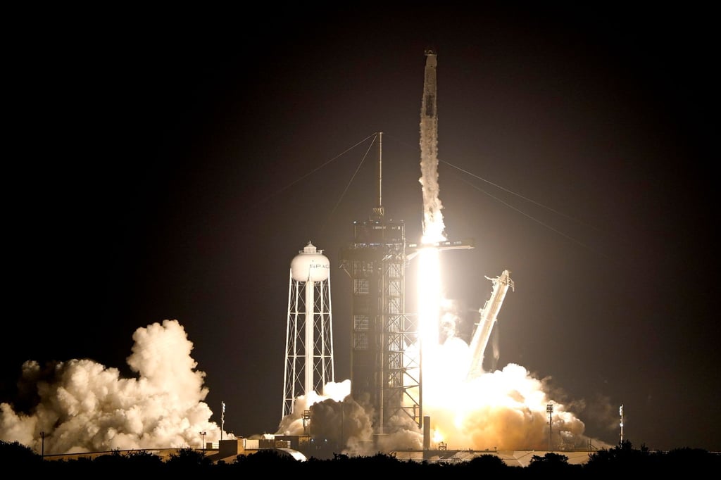 Eine SpaceX Falcon 9-Rakete mit der Crew Dragon-Kapsel hebt von der Startrampe 39A im Kennedy Space Center in Cape Canaveral, Florida, ab.