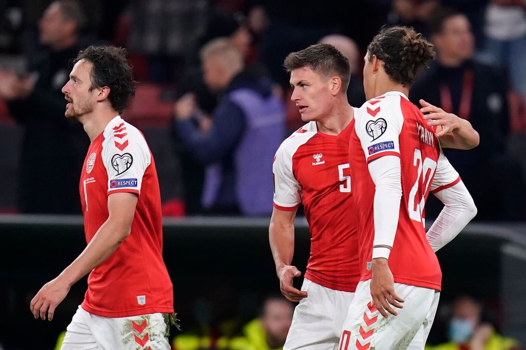 Torschütze Joakim Maehle (M) kann sich mit Thomas Delaney (l) und Yussuf Poulsen über das WM-Ticket freuen.