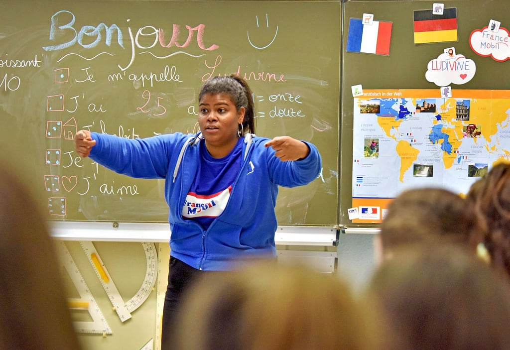 Französisch, verspielt: „France Mobil“- Lektorin Ludivine Aubras dirigiert nicht, sie lädt zum Mitmachen ein.