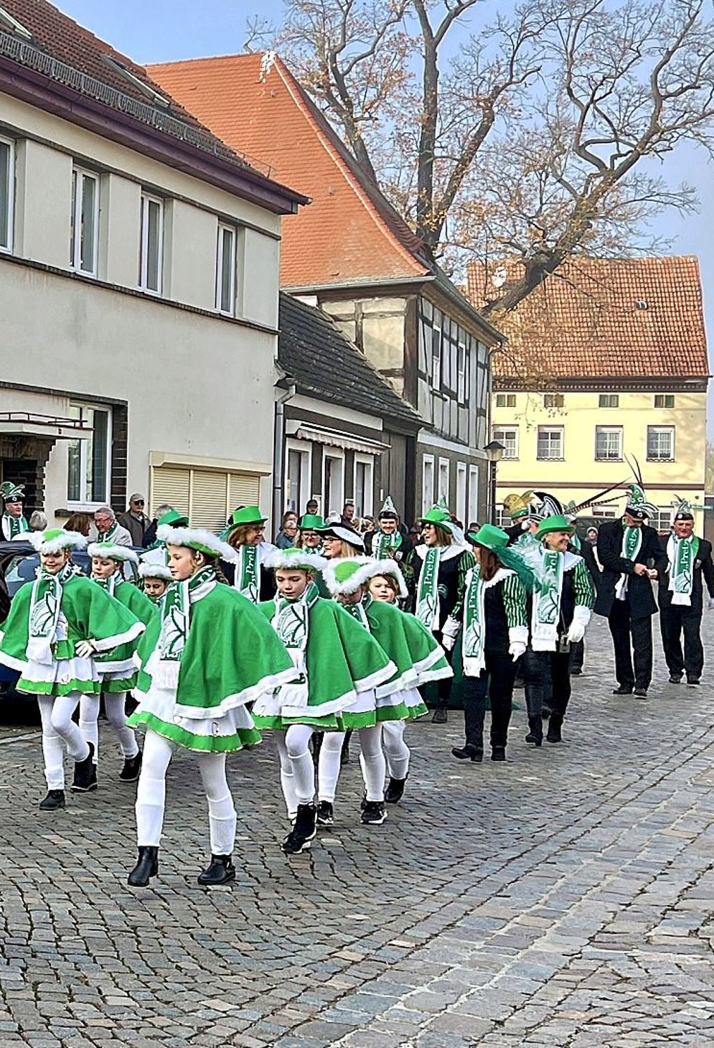 Auch die kleinen Funken waren am 11.11. mit dabei. Es gab noch einen Marsch durch den Ort.
