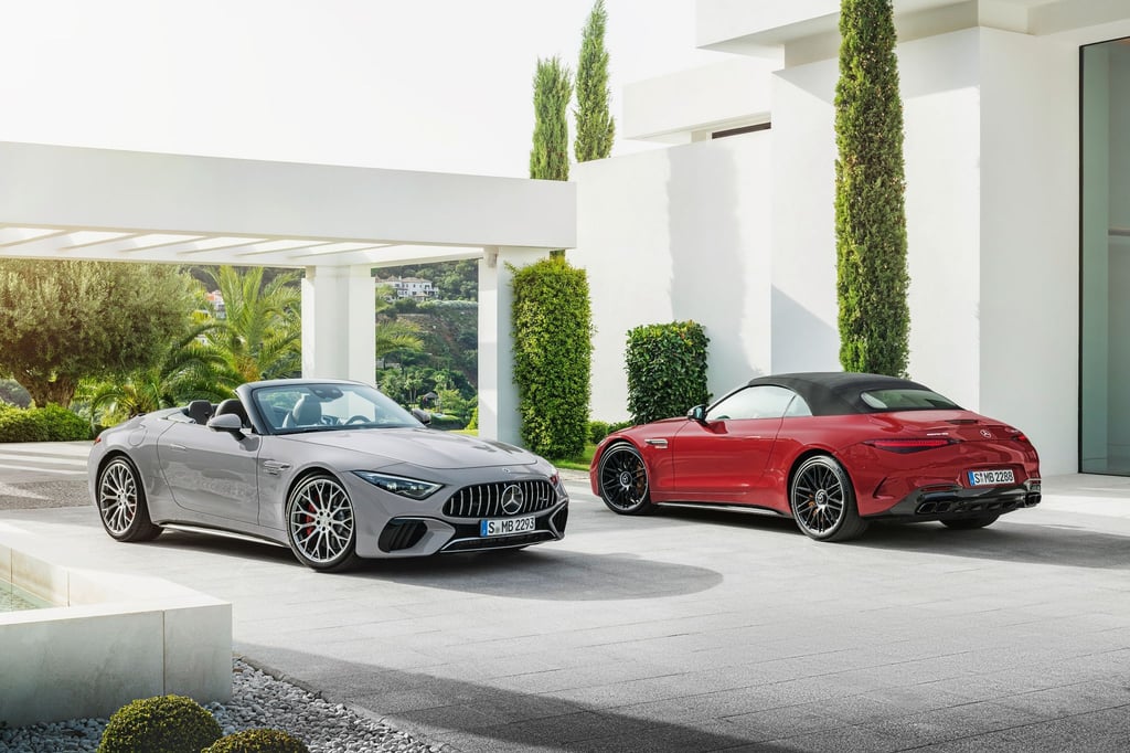 Doppeltes Flottchen: Der Mercedes-AMG SL macht sich mit Achtzylinder Stoffkapuze (rechts) startklar für die Cabriosaison 2022.