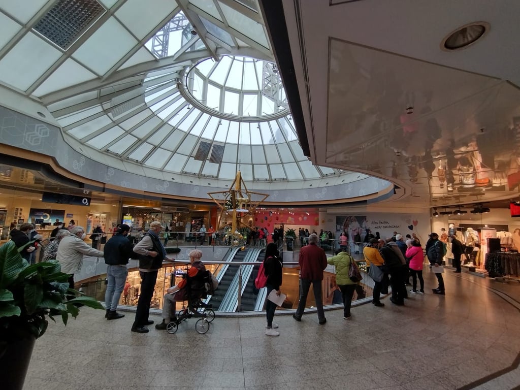 Vor der mobilen Impfstation im Rathauscenter bildete sich am Freitag eine lange Schlange.