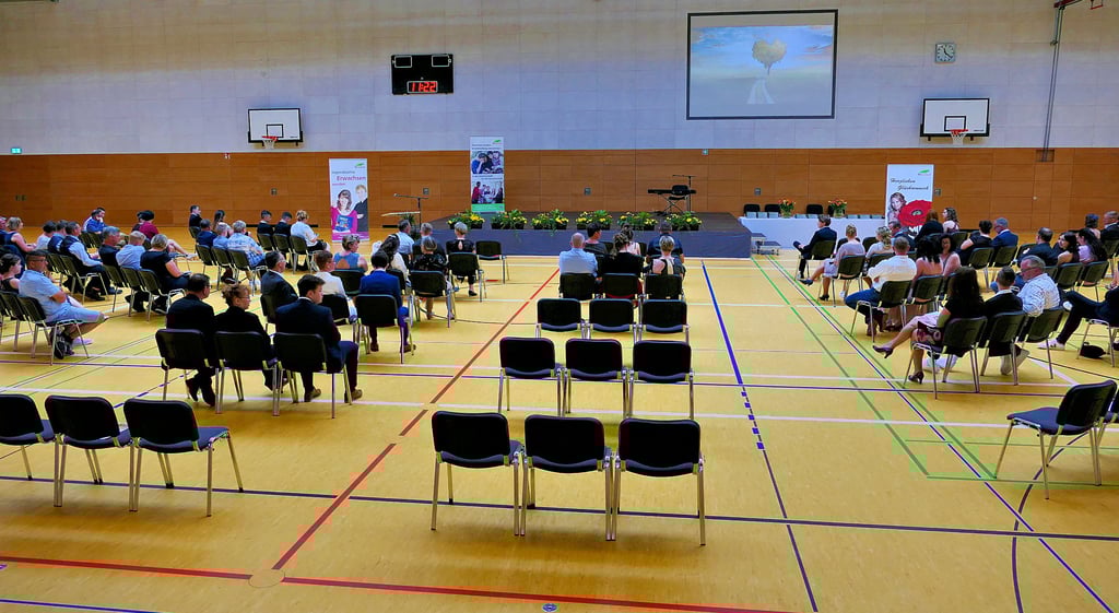 Der Coronavirus fegte die Jugendweihereihen im Juni 2021 in der Mehrzweckhalle in Jessen leer. Monate später fragen Eltern, wo bleibt unser Geld?