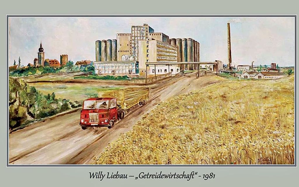 Der Monat August zeigt das Bild mit Namen „Getreidewirtschaft“ von Willy Liebau. Der gebürtige Weißenschirmbacher war von 1983 bis 1986 im VEB Getreidewirtschaft und Kraftfuttermischwerk Querfurt tätig und war Hobbymaler.