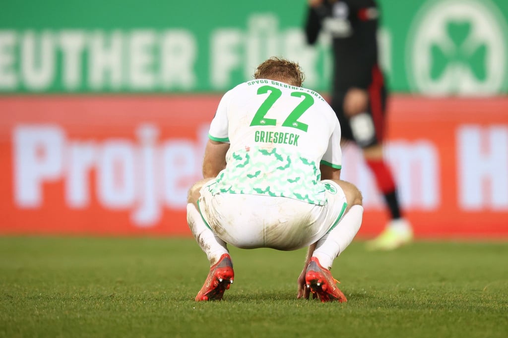 Der Fürther Gian-Luca Itter verweilt nach dem Abpfiff auf dem Rasen.