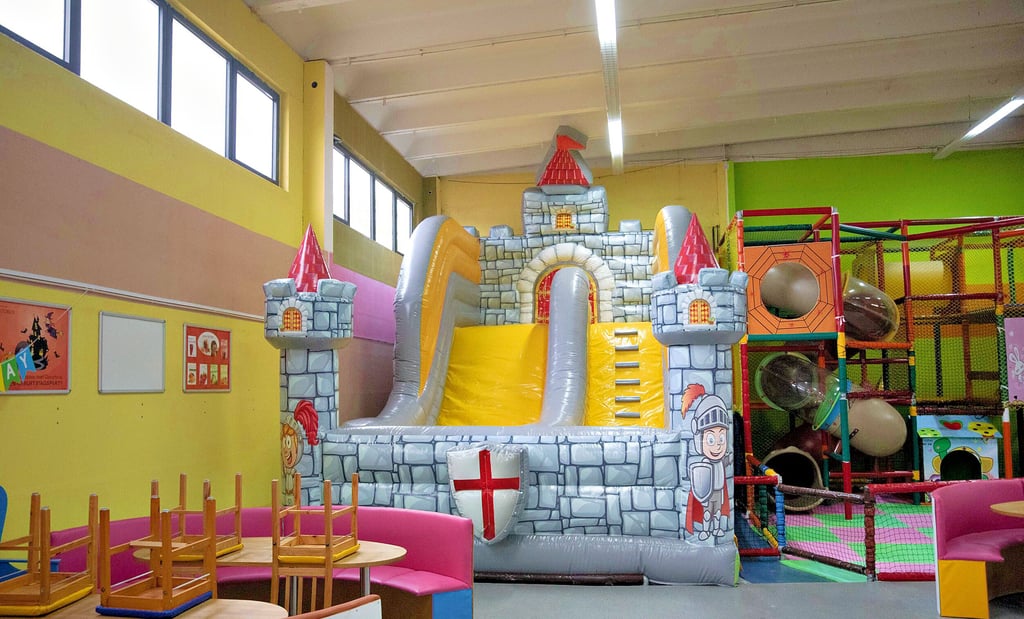 Die neue Luftrutsche im Indoorspielplatz Igel Mizzi ist bereit.