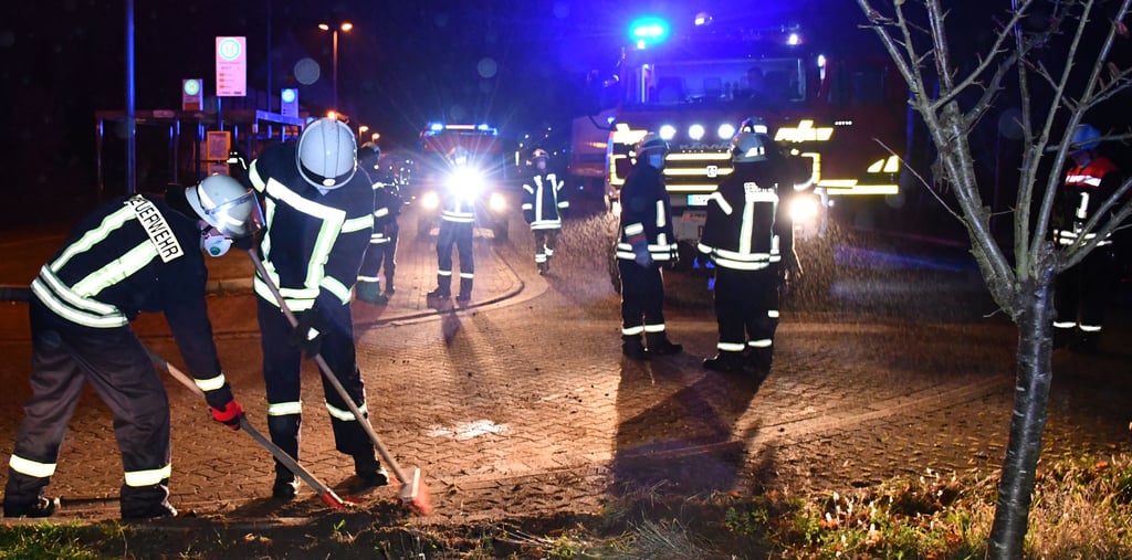 Die Arendseer Feuerwehr war mit drei Fahrzeugen vor Ort und säuberte die Fahrbahn des Busbahnhofes. Betriebsstoffe waren nach dem Unfall ausgelaufen.
