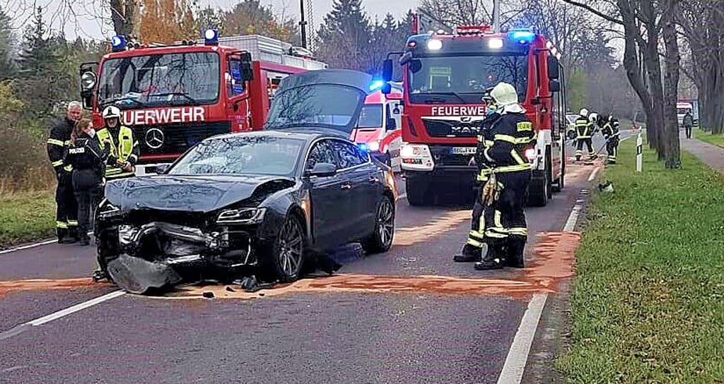 Aus ungeklärter Ursache war der Fahrer eines Audis (Foto) am Ziegelkolk in Bernburg auf die Gegenfahrbahn geraten.