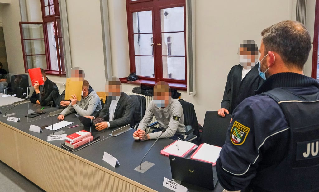 Drei Angeklagte, drei Verteidiger: Prozessauftakt vor dem Landgericht