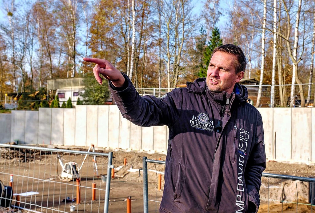 Marek Staginnus, Chef des Campingplatzes, hat viel vor. Der Neubau des Sanitärgebäudes ist erst mal der Anfang.