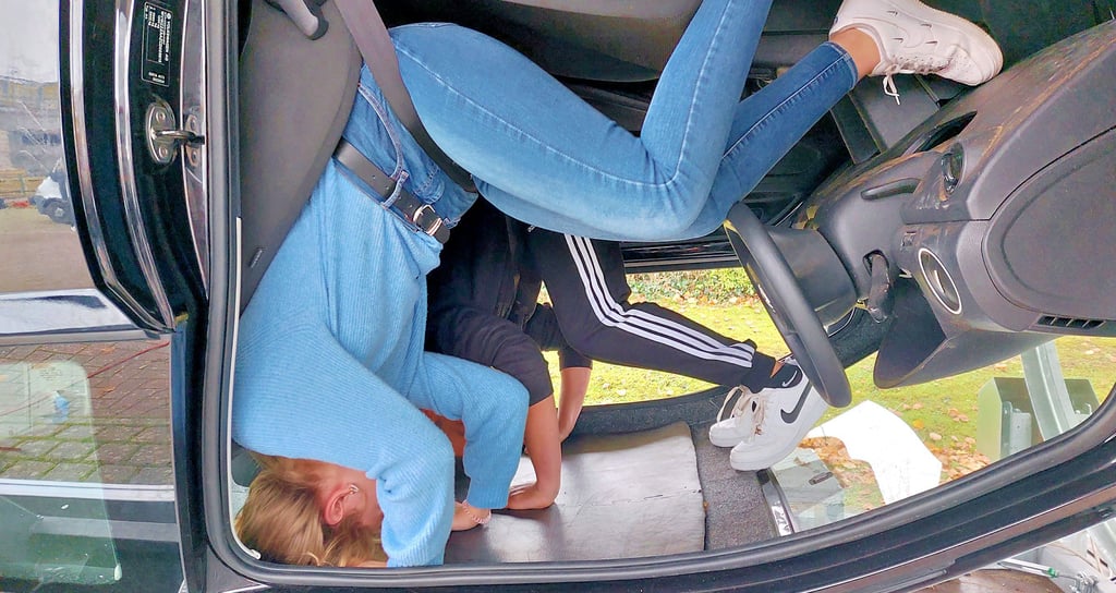 Auf dem Kopf: Tayler Lüdde und Maurice Berger üben in einem Simulator, wie sie sich nach einem Unfall mit Überschlag selbst retten können.