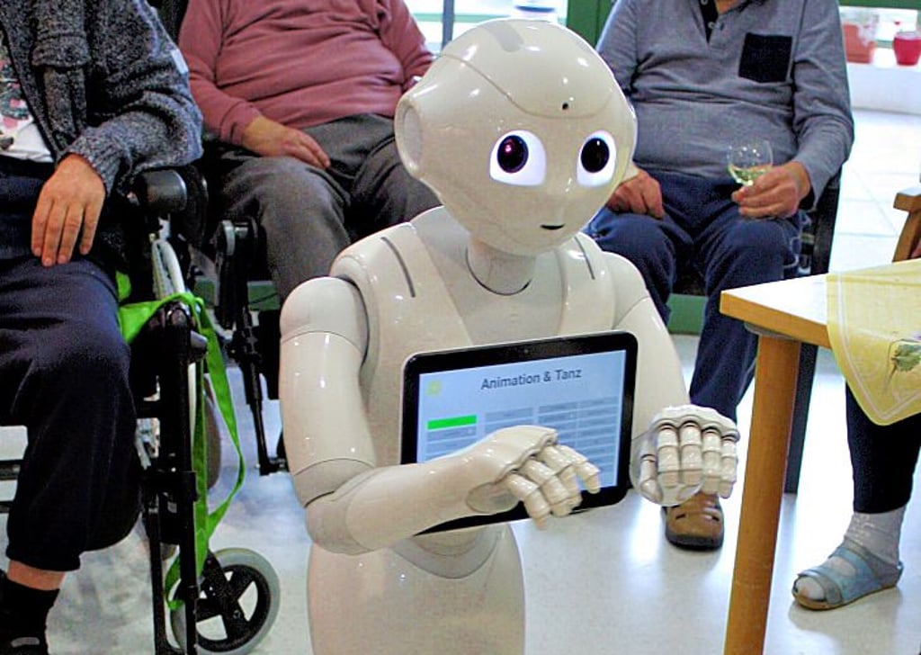 Roboter Thea unterhält die Bewohner im DRK-Altenpflegeheim in Osterburg.