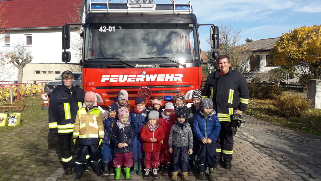 Den 20. Namenstag der Kindertagesstätte "Villa Sonnenschein" in Behnsdorf wurde mit einem Besuch der Feuerwehr gekrönt.