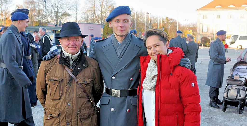 Der freiwillig Wehrdienst Leistende Jan Kaffka aus Köln freut sich über Besuch und Glückwünsche seines Opas Erwin Weber sowie seiner Mutter Christina Kaffka.