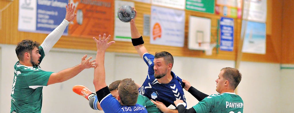 Ronny Krause (am Ball) und die Calbenser Handballer treffen auf einen „unbequemen Gegner“. Gegen die HSG Wolfen konzentrieren sich die Saalestädter vermehrt auf die Abwehr, um über Konter zum Erfolg zu kommen.