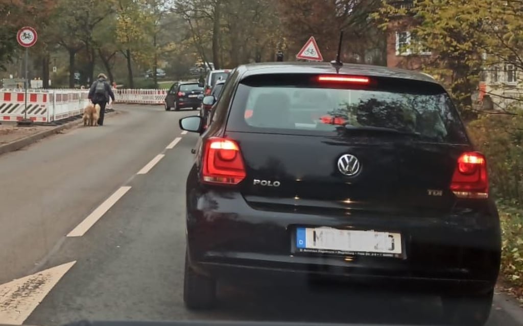 Am Ortsende von Lostau, vor der Lungenklinik, ist die Durchfahrt für Pkw jetzt per Ampel geregelt.