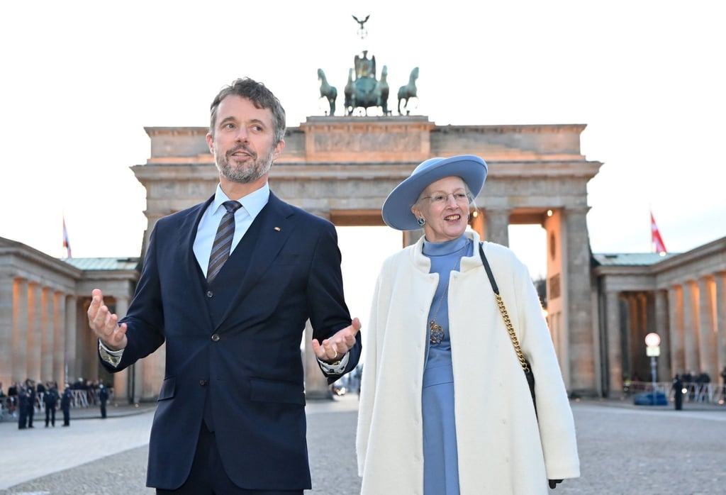 Ein Muss: Kronprinz Frederik und Königin Margrethe II. vor dem Brandenburger Tor.