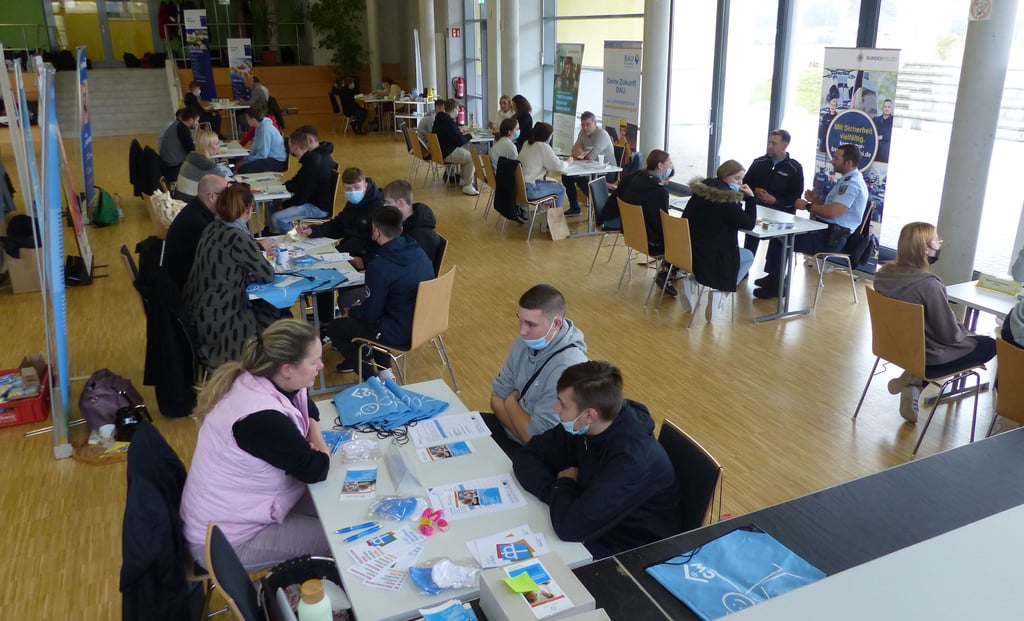 Innerhalb von fünf Minuten hatten die Schüler beim Job-Speeddating Zeit, ihre wichtigsten Fragen zu stellen. Aber auch die Unternehmen konnten sich und ihre Angebote vorstellen.