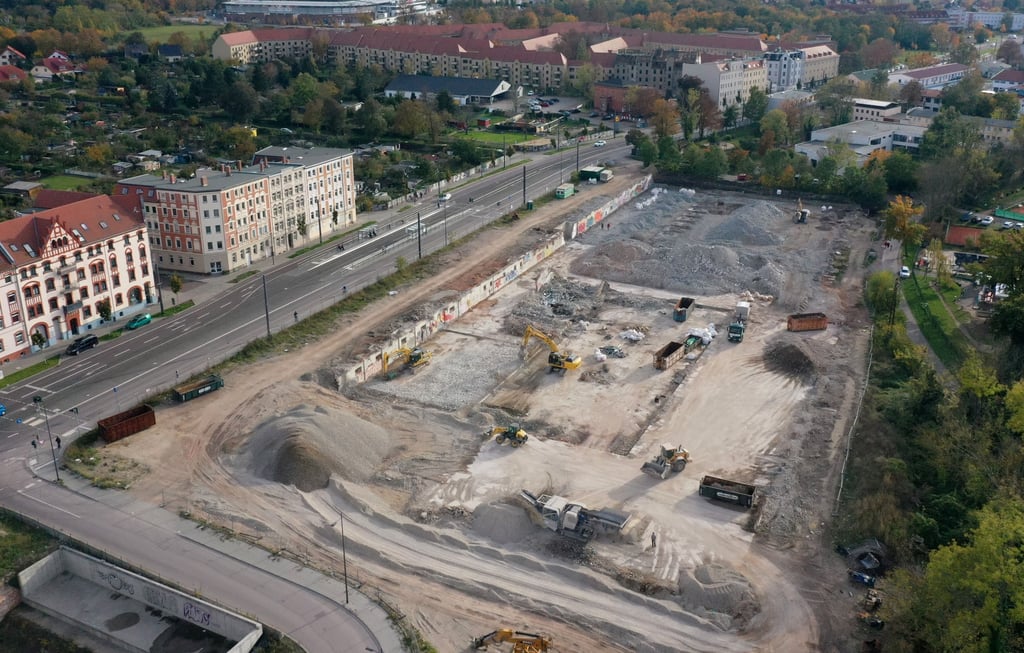 Abriss des Sportparadieses am Böllberger Weg. Hier soll ein modernes Wohngebiet entstehen.