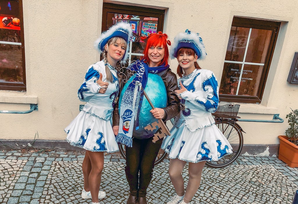 Manuela Liemandt, Binca Stephan und Bianca Güth vom RKC mit dem Roßlauer Rathausschlüssel.
