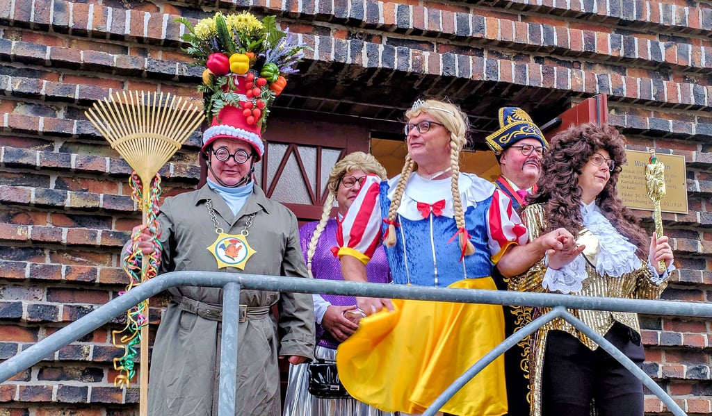 Zum Flaggenwechsel begrüßten Prinzessin Mathias (M.) und Prinz Corinna (r.) vom Wasserturm die närrischen Gäste in Gräfenhainichen.