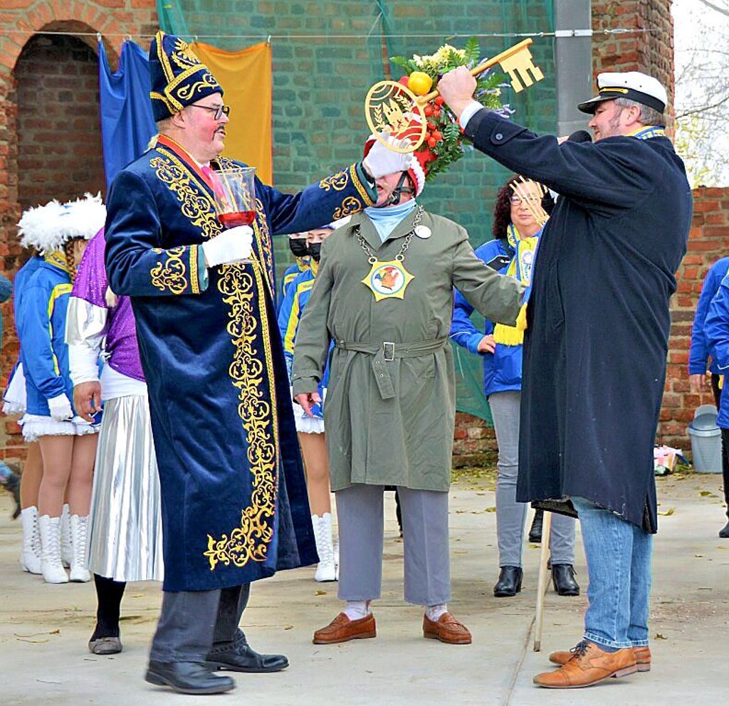 Bürgermeister Enrico Schilling übergab auf der Freilichtbühne in Gräfenhainichen den Schlüssel der Stadt an Prinz Klaus I.