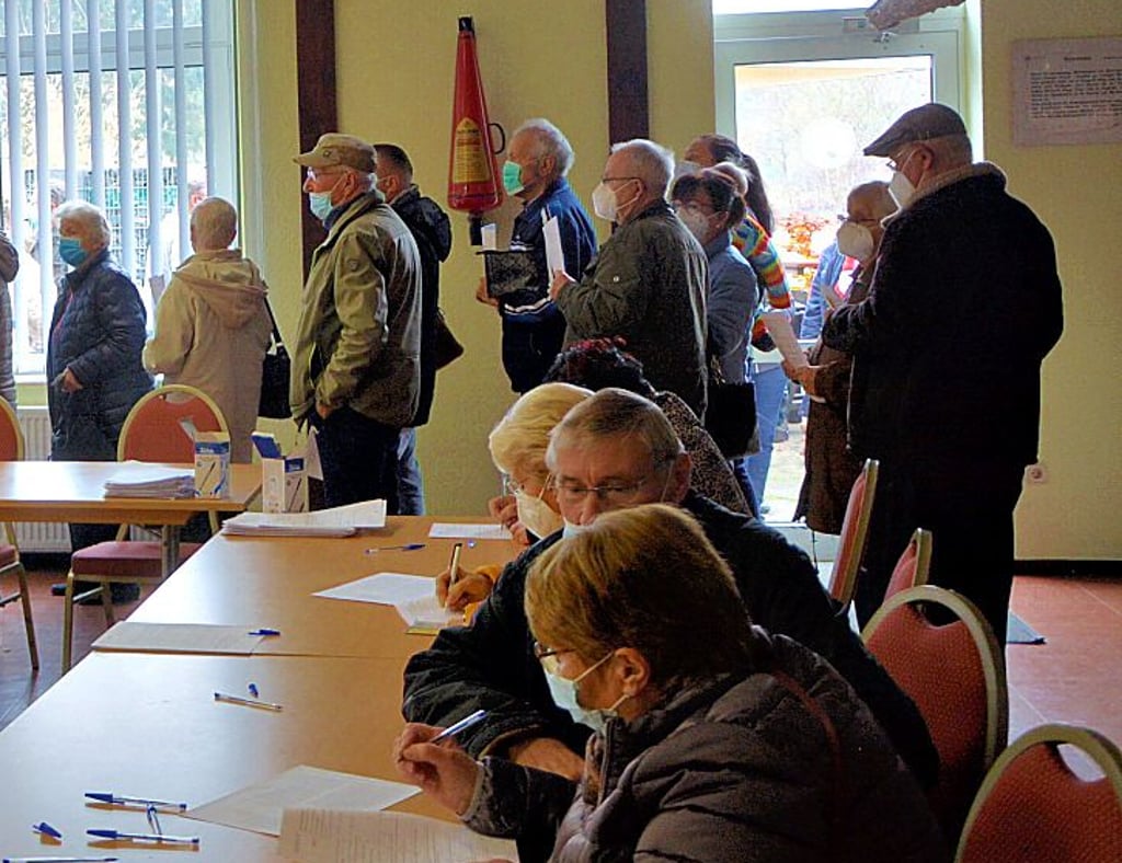 Auch im Versammlungsraum der Feuerwehr Seehausen galt: erst  Schreibkram, dann der Piks. 