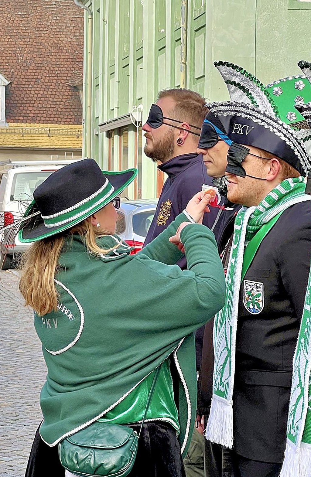Einem närrischen Coronatest mussten sich in Pretzsch mehrere zur Wahl stehende Prinzenkandidaten unterziehen.