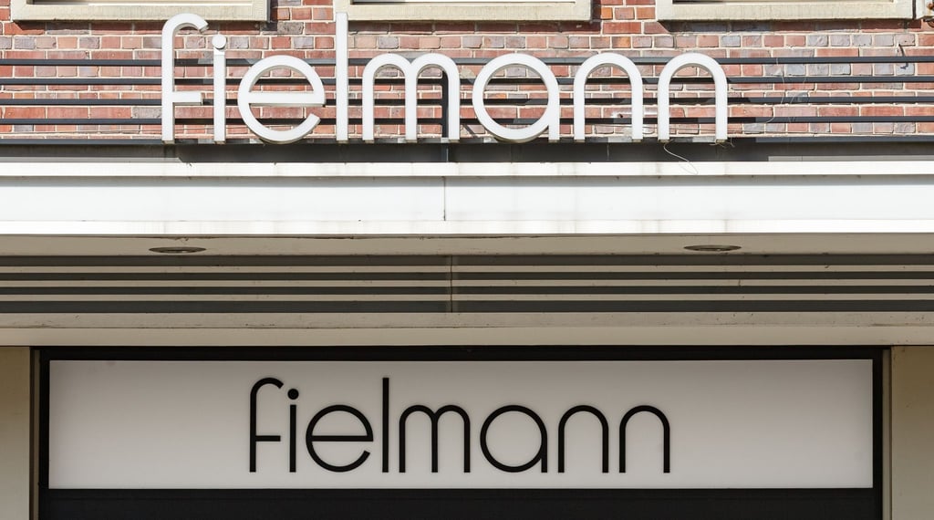 Der Schriftzug des Augenoptik Unternehmens Fielmann ist über einer Filiale am Eppendorfer Marktplatz in Hamburg zu sehen.
