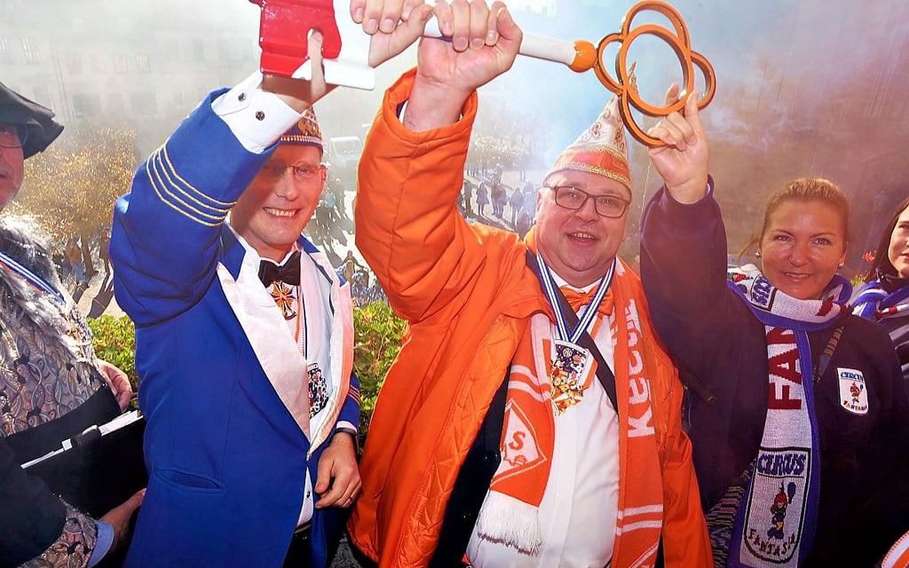 Gemeinsam mit den anderen zeigt Axel Schüler von den Spitzen den Schlüssel.