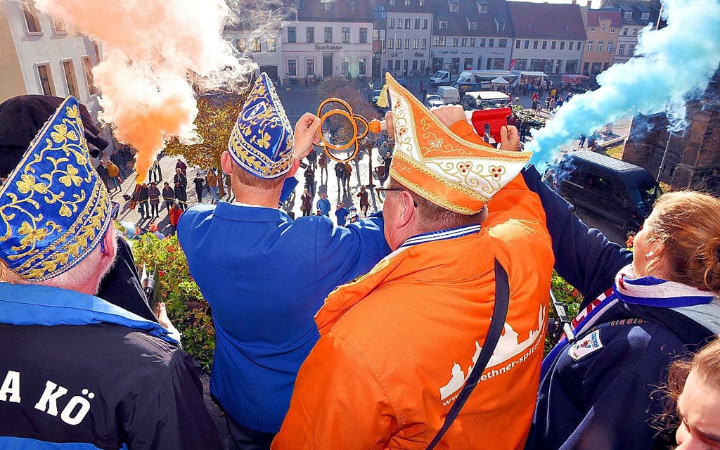 Die Karnevalisten grüßen vom Rathaus-Balkon die Köthener Bürger.