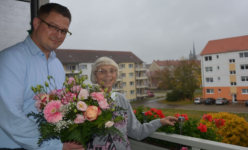 Christian von Bentheim von der Wobau mit Erika Pohl auf dem Balkon in der Wilhelm-Kuhr-Straße 1g.