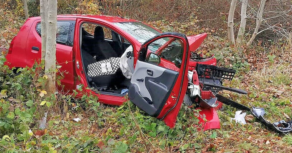 Der Nissan wurde nach dem Zusammenstoß von der Straße geschleudert.