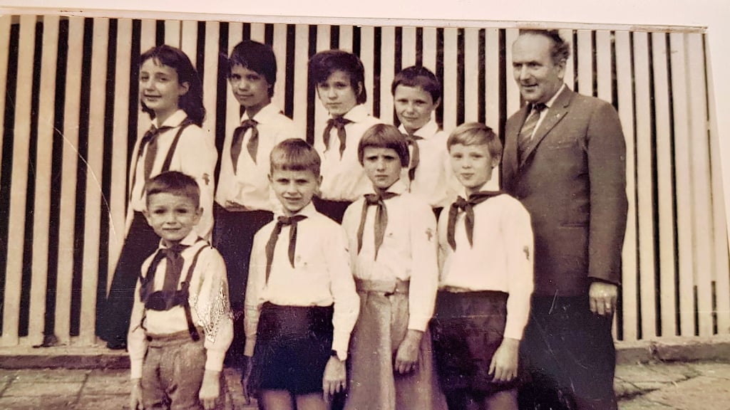 Mitglieder des Kinderkabaretts „Kritiküsschen“, die von Erich Hengstmann angeleitet wurden. Erich Hengstmann war damit Wegbereiter einer großen Kabarett-Tradition in Magdeburg. Sein Sohn Frank Hengstmann, hier im Bild vorn links, und dessen Söhne Tobias und Sebastian Hengstmann führen seit Jahren das Kabarett „nach Hengstmanns“ im Breiten Weg. Marita Brückner, die hier ihre Erinnerungen aufschrieb, steht in der hinteren Reihe links.